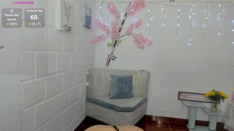 Snapshot of 19vanee chatting on 10.19.25 stef read my description online show from 10.19.25