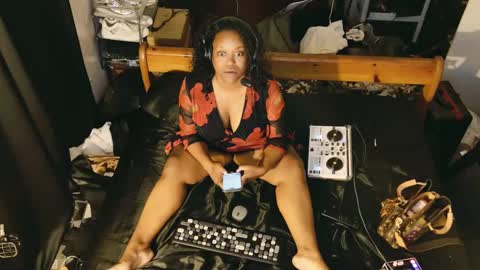 Snapshot of 1lookurhooked chatting on 02.19.25 Lillycakes online show from 02.19.25