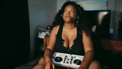 Snapshot of 1lookurhooked chatting on 10.10.25 Lillycakes online show from 10.10.25