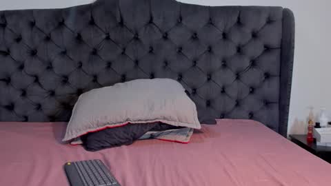 Snapshot of 1threestar chatting on 12.18.25 1Threestar online show from 12.18.25