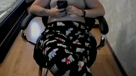 Snapshot of 1your_hot_girls chatting on 10.27.25 1your_hot_girls online show from 10.27.25