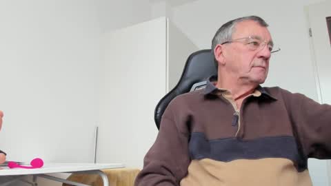 Snapshot of 200gentleman chatting on 12.12.24 Henk online show from 12.12.24