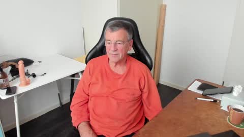 Snapshot of 200gentleman chatting on 12.19.24 Henk online show from 12.19.24