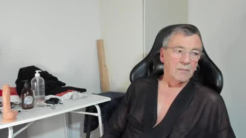 Snapshot of 200gentleman chatting on 12.28.24 Henk online show from 12.28.24