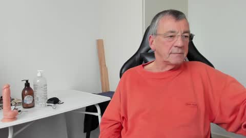 Snapshot of 200gentleman chatting on 12.29.24 Henk online show from 12.29.24