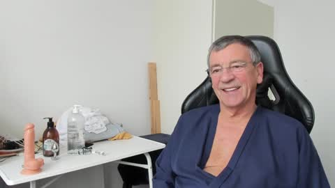 Snapshot of 200gentleman chatting on 12.31.24 Henk online show from 12.31.24