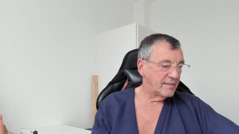Snapshot of 200gentleman chatting on 01.01.25 Henk online show from 01.01.25