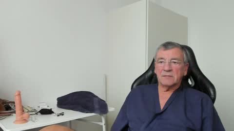 Snapshot of 200gentleman chatting on 01.05.25 Henk online show from 01.05.25