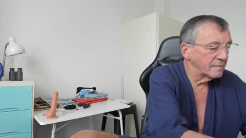 Snapshot of 200gentleman chatting on 01.09.25 Henk online show from 01.09.25