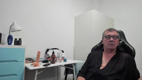 Snapshot of 200gentleman chatting on 01.12.25 Henk online show from 01.12.25