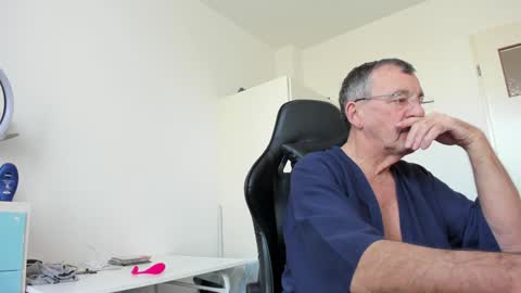 Snapshot of 200gentleman chatting on 02.02.25 Henk online show from 02.02.25