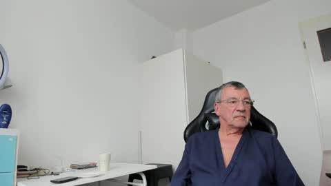 Snapshot of 200gentleman chatting on 02.04.25 Henk online show from 02.04.25