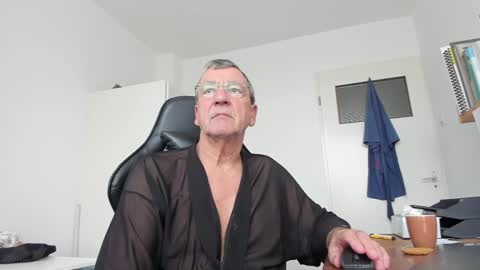 Snapshot of 200gentleman chatting on 02.06.25 Henk online show from 02.06.25