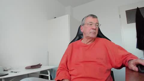 Snapshot of 200gentleman chatting on 02.06.25 Henk online show from 02.06.25