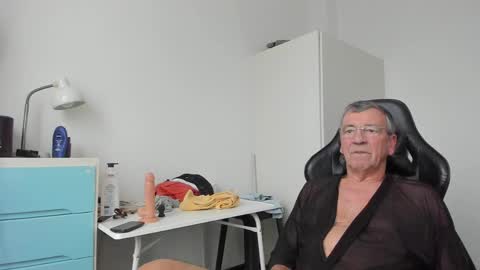 Snapshot of 200gentleman chatting on 02.10.25 Henk online show from 02.10.25