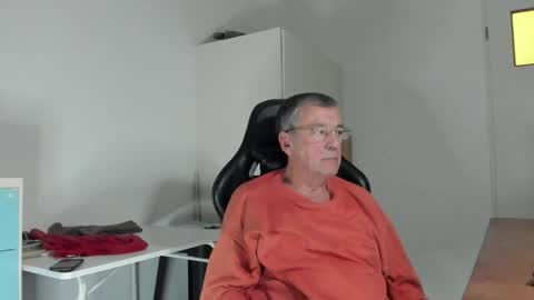 Snapshot of 200gentleman chatting on 02.12.25 Henk online show from 02.12.25