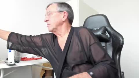 Snapshot of 200gentleman chatting on 02.14.25 Henk online show from 02.14.25