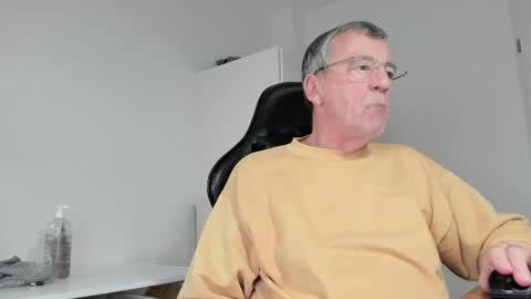 Snapshot of 200gentleman chatting on 02.16.25 Henk online show from 02.16.25