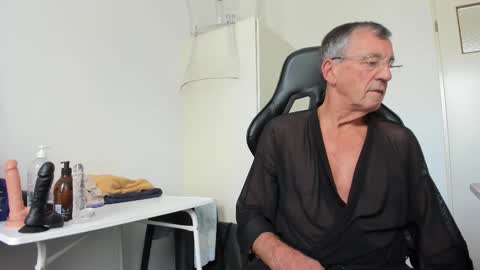 Snapshot of 200gentleman chatting on 09.30.25 Henk online show from 09.30.25