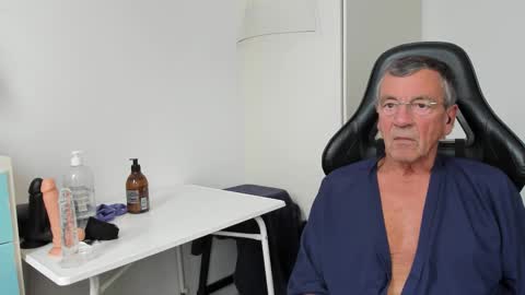 Snapshot of 200gentleman chatting on 10.11.25 Henk online show from 10.11.25
