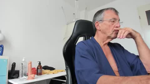 Snapshot of 200gentleman chatting on 10.12.25 Henk online show from 10.12.25