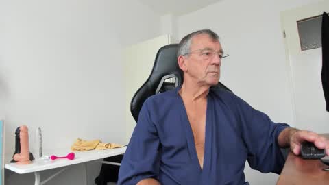 Snapshot of 200gentleman chatting on 10.16.25 Henk online show from 10.16.25