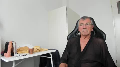 Snapshot of 200gentleman chatting on 10.21.25 Henk online show from 10.21.25