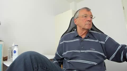Snapshot of 200gentleman chatting on 05.12.26 Henk online show from 05.12.26