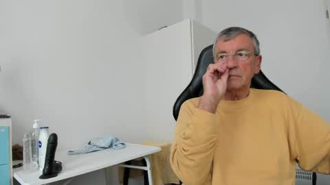 Snapshot of 200gentleman chatting on 05.19.26 Henk online show from 05.19.26