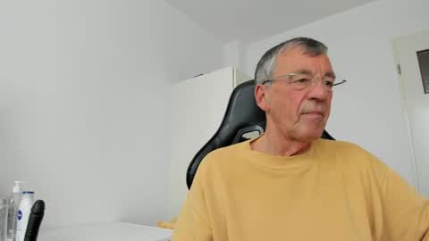 Snapshot of 200gentleman chatting on 05.20.26 Henk online show from 05.20.26