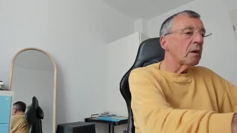 Snapshot of 200gentleman chatting on 06.11.26 Henk online show from 06.11.26