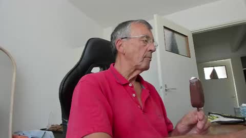 Snapshot of 200gentleman chatting on 06.24.26 Henk online show from 06.24.26