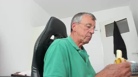Snapshot of 200gentleman chatting on 07.05.26 Henk online show from 07.05.26