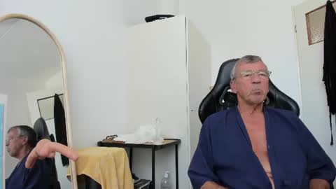 Snapshot of 200gentleman chatting on 07.12.26 Henk online show from 07.12.26