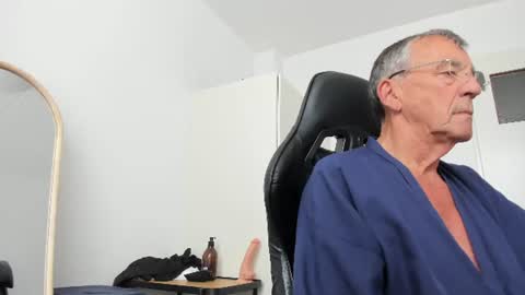 Snapshot of 200gentleman chatting on 07.26.26 Henk online show from 07.26.26