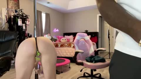 Snapshot of 2for5uncut chatting on 10.28.25 RR UnCut online show from 10.28.25