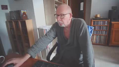 Snapshot of 7thsojourn chatting on 10.14.25 Papi online show from 10.14.25