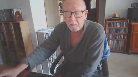 Snapshot of 7thsojourn chatting on 10.20.25 Papi online show from 10.20.25