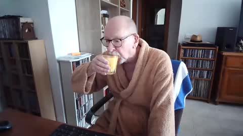 Snapshot of 7thsojourn chatting on 12.15.25 Papi online show from 12.15.25