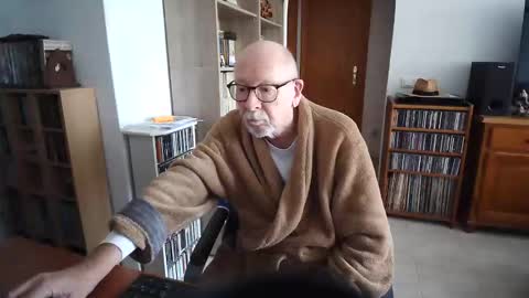 Snapshot of 7thsojourn chatting on 12.21.25 Papi online show from 12.21.25