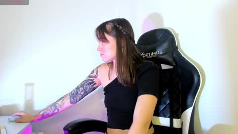 Snapshot of _alicerosse2 chatting on 01.15.25 ALICE online show from 01.15.25