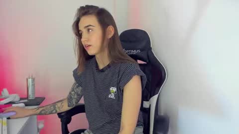 Snapshot of _alicerosse2 chatting on 03.02.25 ALICE online show from 03.02.25