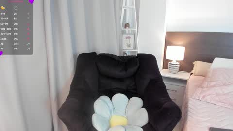 Snapshot of _bleuelune chatting on 10.22.25 Mary online show from 10.22.25