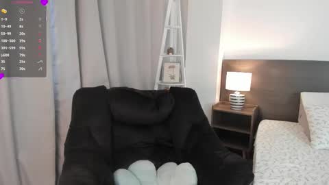 Snapshot of _bleuelune chatting on 11.20.25 Mary online show from 11.20.25