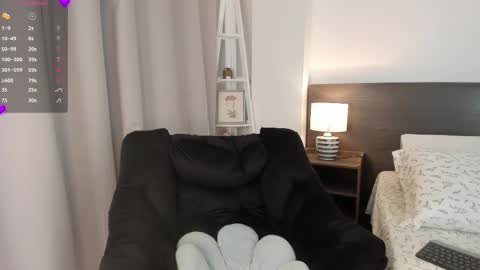 Snapshot of _bleuelune chatting on 02.19.26 Mary online show from 02.19.26