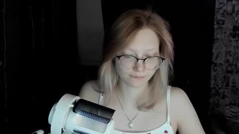 Snapshot of _caramel_milk_ chatting on 02.15.25 Merlizz online show from 02.15.25