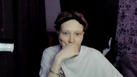 Snapshot of _caramel_milk_ chatting on 02.16.25 Merlizz online show from 02.16.25