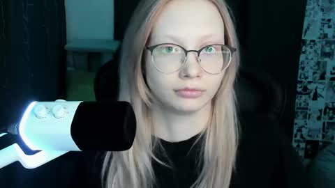 Snapshot of _caramel_milk_ chatting on 03.10.25 Merlizz online show from 03.10.25