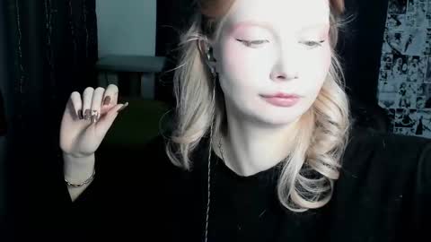 Snapshot of _caramel_milk_ chatting on 03.10.25 Merlizz online show from 03.10.25