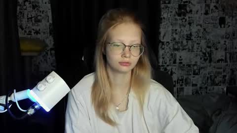 Snapshot of _caramel_milk_ chatting on 09.22.25 Merlizz online show from 09.22.25